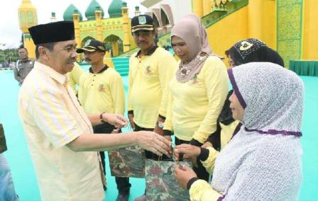 Bupati Siak Beri Bingkisan dan Foto Bersama