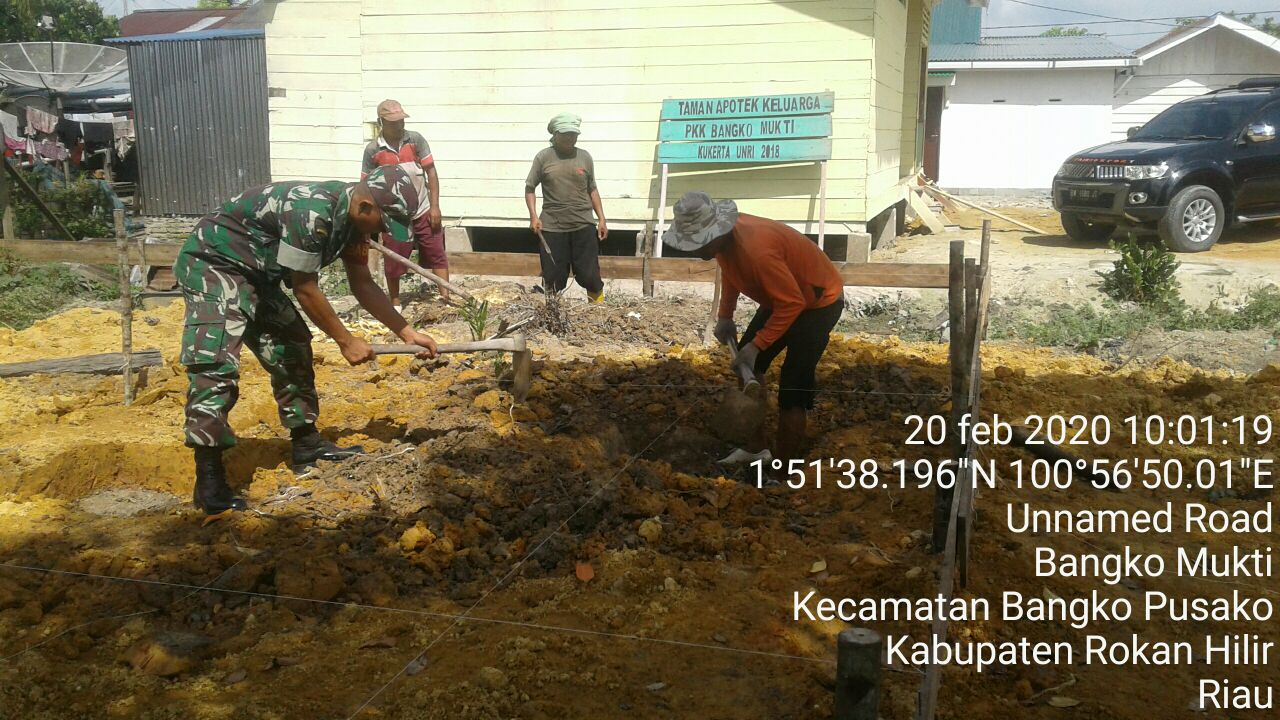 Ciptakan Kemanunggalan, Babinsa Komsos Bersama Masyarakat