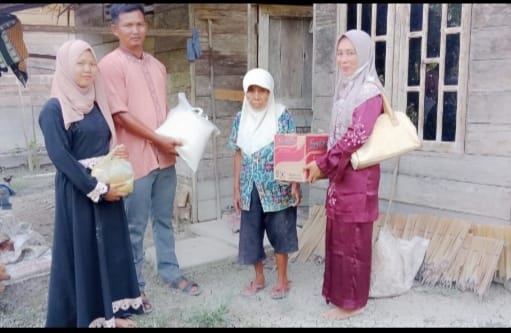 Pj Penghulu Pedamaran Santi Utari, S.Pd Salurkan Bantuan Sembako Dari BAZNAS Rohil