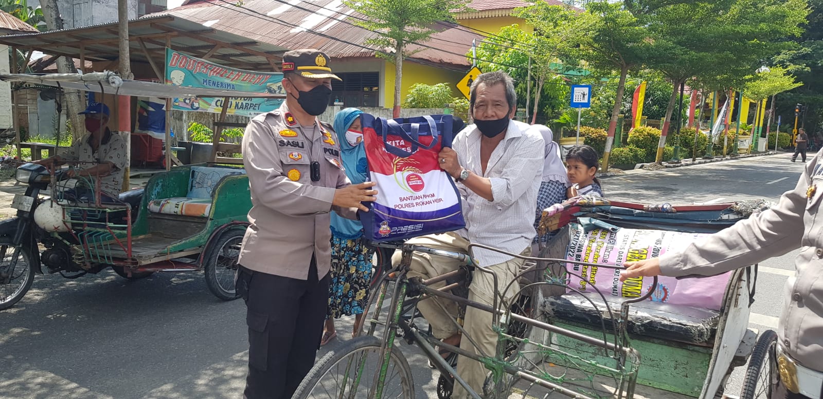 Polres Rohil Kembali Bagi -bagi Sembako Kepada Warga di Bagansiapiapi