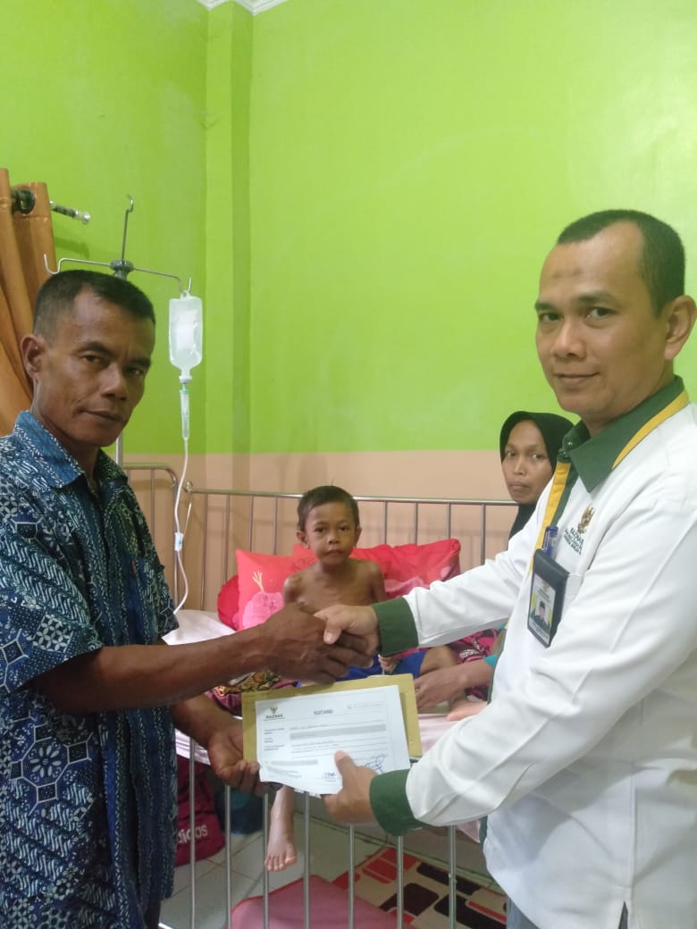 Baznas Rohil Berikan Bantuan Kepada Putra Penderita Tumor