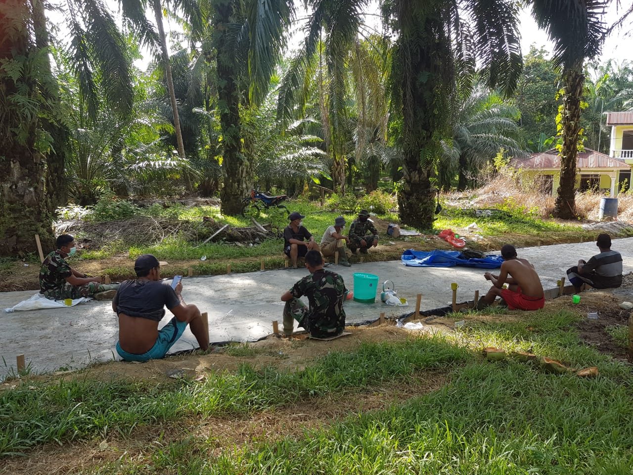 Isi waktu luang, anggota Satgas TMMD komsos dengan masyarakat Isi waktu luang, anggota Satgas TMMD komsos dengan masyarakat