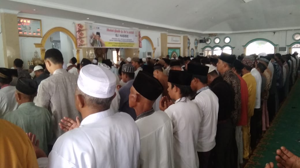 Kenang Jasa BJ Habibie, Ratusan Jamaah Di Rohil Gelar Sholat Ghaib