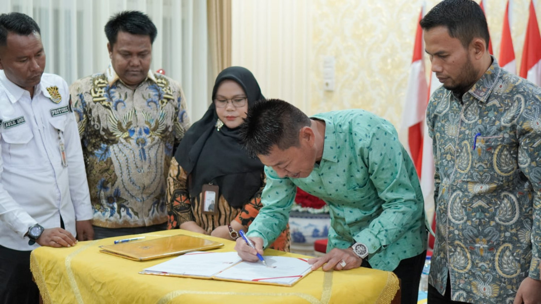 Perdana se-Riau, Pemkab Rohil Tandatangani NPHD Bersama KPU dan Bawaslu