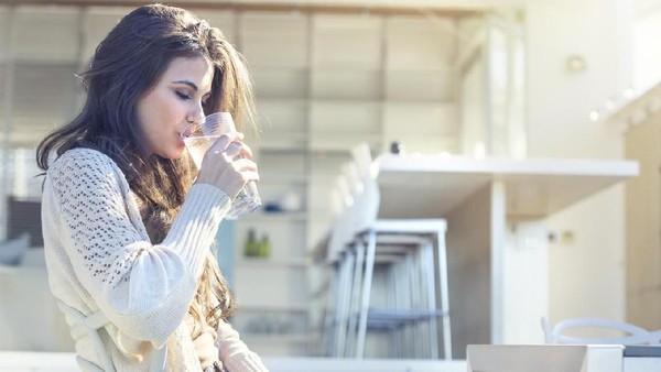 4 Manfaat Minum Air Hangat di Pagi Hari