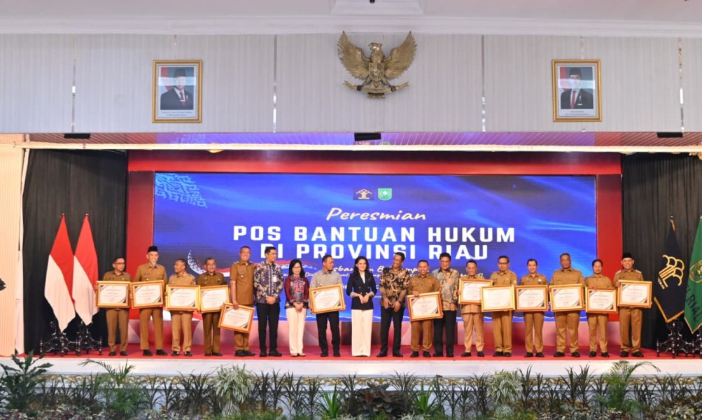 Resmikan Posbankum di Riau, Menteri Hukum RI Beri Penghargaan kepada Gubernur Wahid Resmikan Posbankum di Riau, Menteri Hukum RI Beri Penghargaan kepada Gubernur Wahid