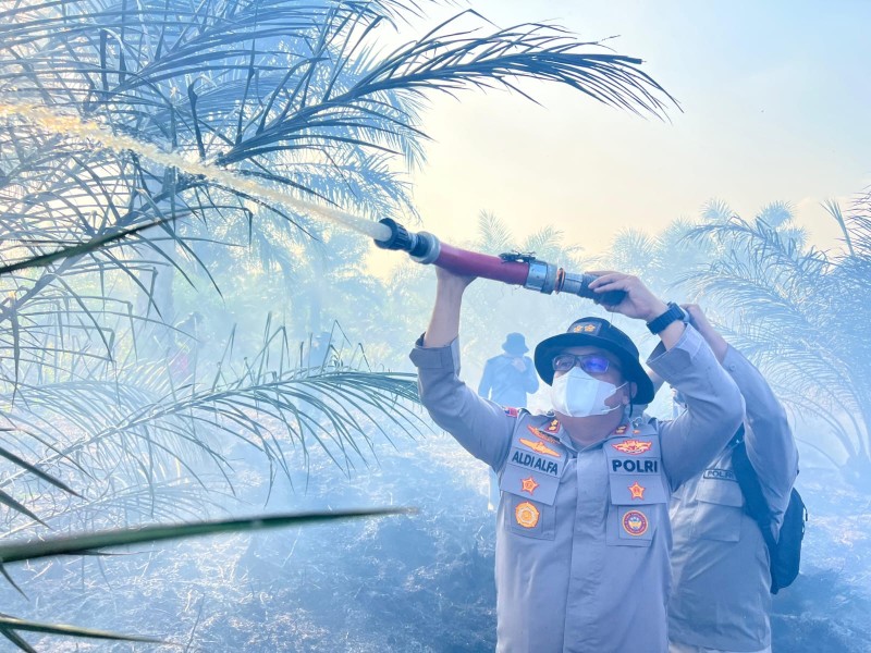 Kapolres Rohil Turun Langsung Pantau dan Padamkan Karhutla di Bangko Permata