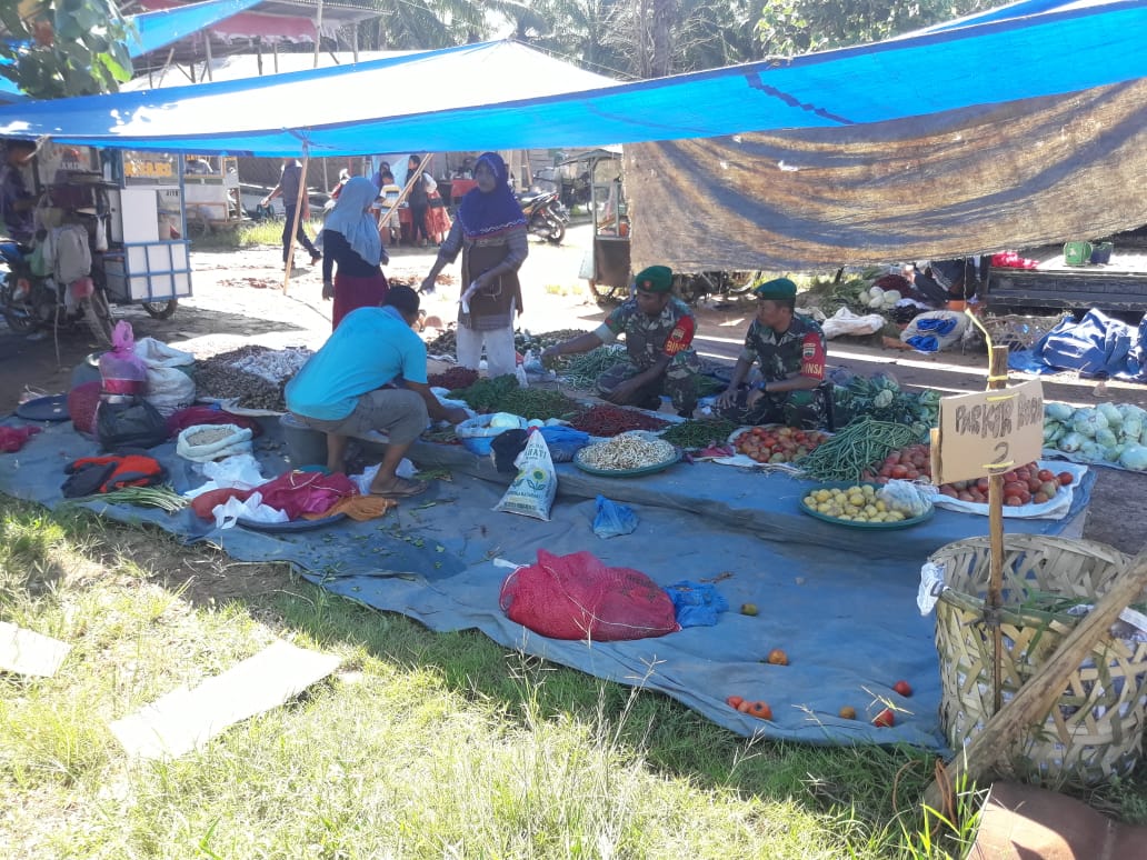 Pasca Lebaran, Babinsa Koramil 05/RM Pantau Harga Sembako di Pasar Tradisional