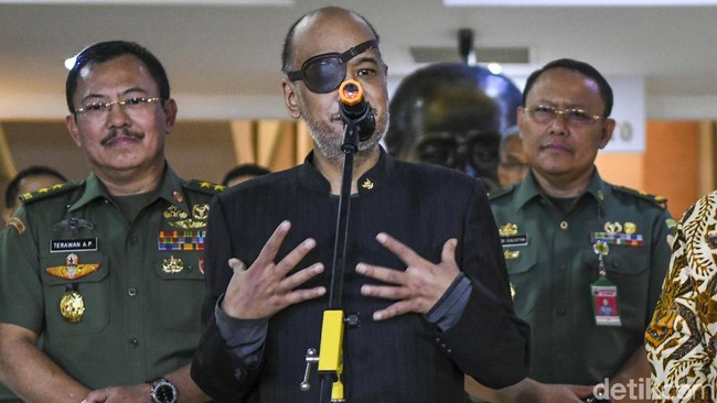 Alasan Thareq Habibie Pakai Penutup Mata Diungkap Sang Kakak Alasan Thareq Habibie Pakai Penutup Mata Diungkap Sang Kakak