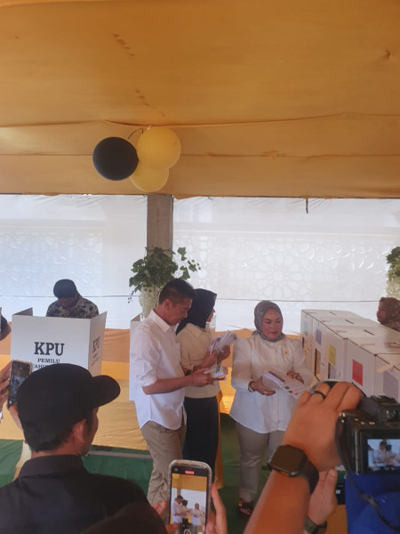 Bupati Rohil Afrizal Sintong Nyoblos di TPS Kepenghuluan Sintong Bakti