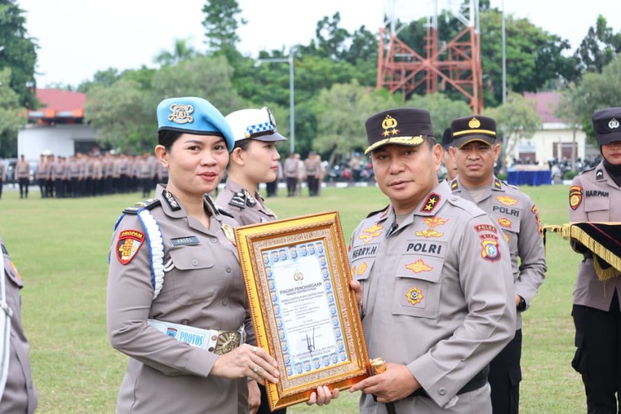 Apresiasi Prestasi, Kapolda Riau Berikan Penghargaan Kepada 133 Personel