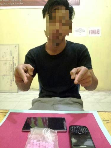 Tim Sat Narkoba Polres Rohil Ciduk Pelaku Pengedar Ekstasi Tim Sat Narkoba Polres Rohil Ciduk Pelaku Pengedar Ekstasi
