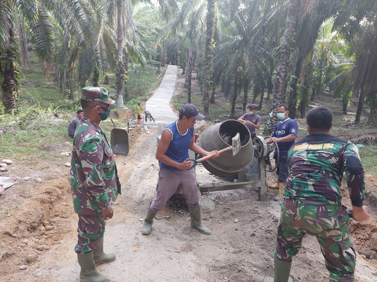Jaga kualitas hasil kerja, Pasi Ter tinjau semenisasi jalan Program TMMD ke 111 Jaga kualitas hasil kerja, Pasi Ter tinjau semenisasi jalan Program TMMD ke 111