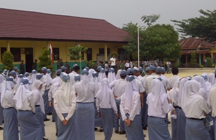 Bupati Rohil Pembina Apel di SMAN 2 Tanah Putih