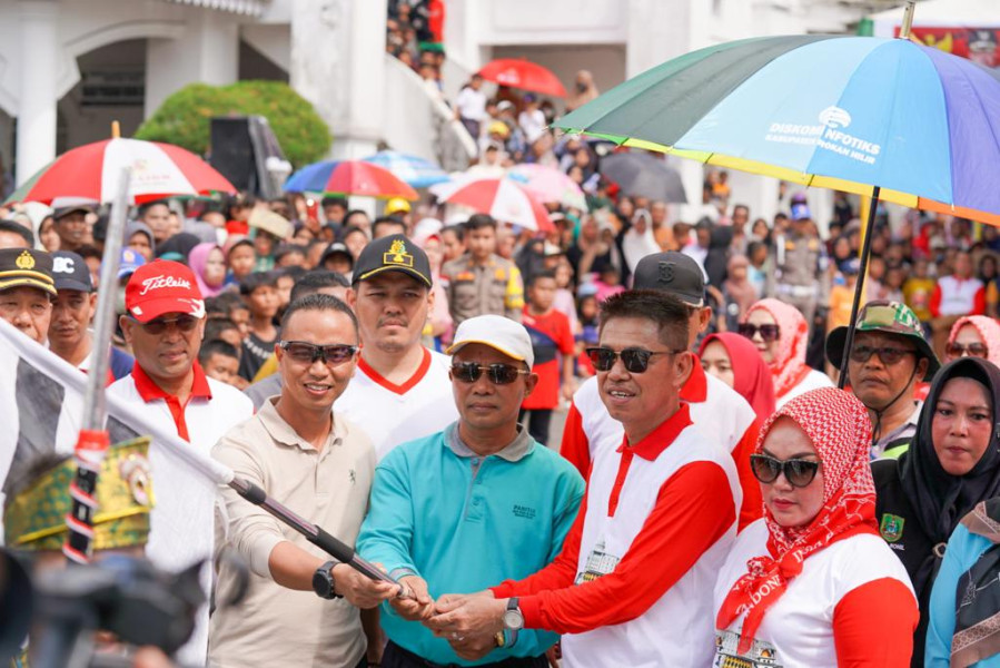 Bupati Rohil Afrizal Sintong Lepas 78 Peserta Pawai Karnaval