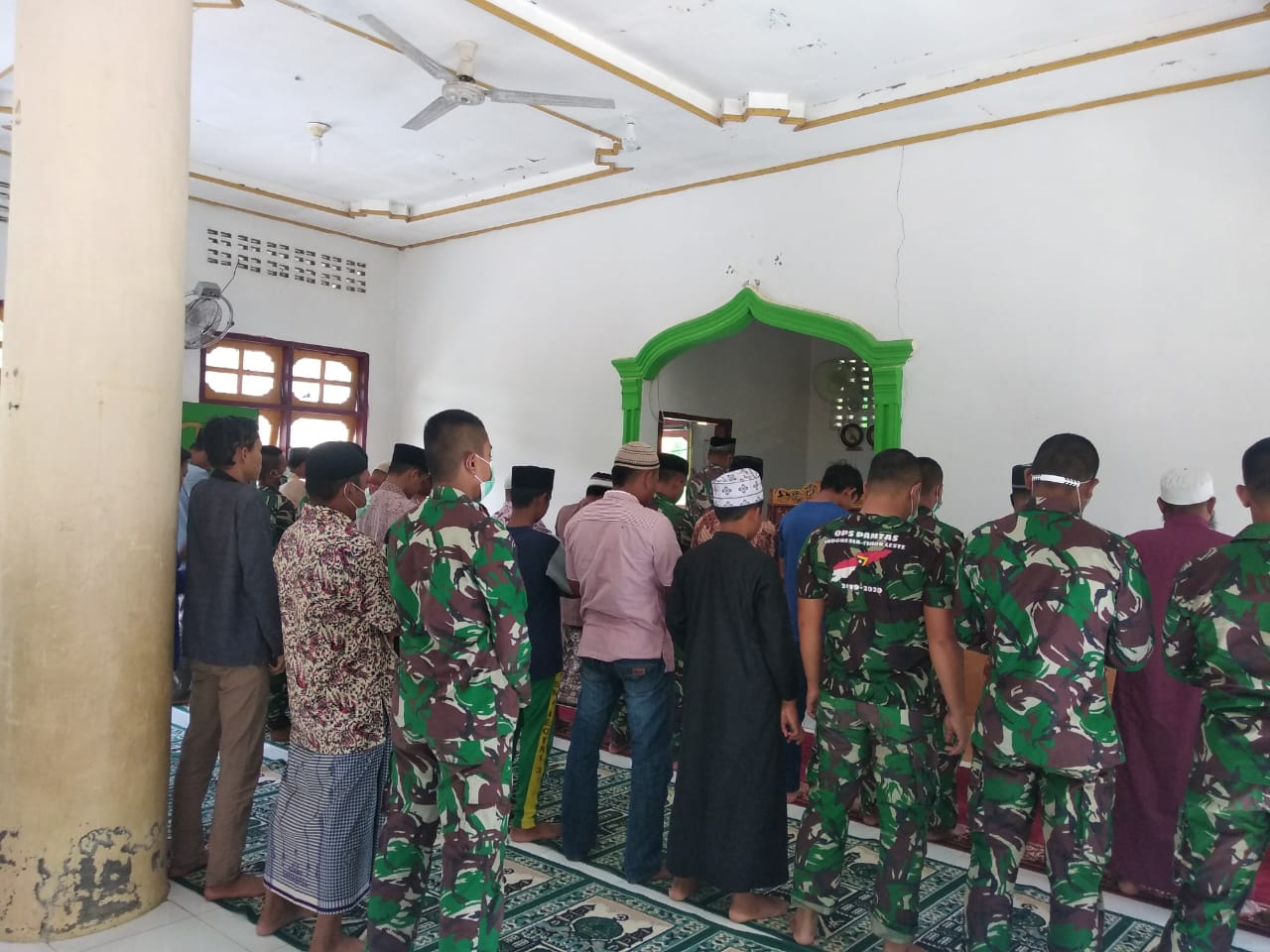 Waktu Istirahat, anggota Satgas TMMD sholat Zuhur bersama warga