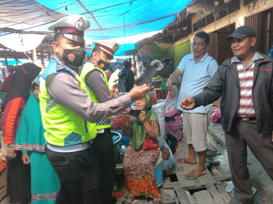 Kasat Lantas Polres Kampar Beri Himbauan Protkes dan Bagi Masker di Pasar Air Tiris