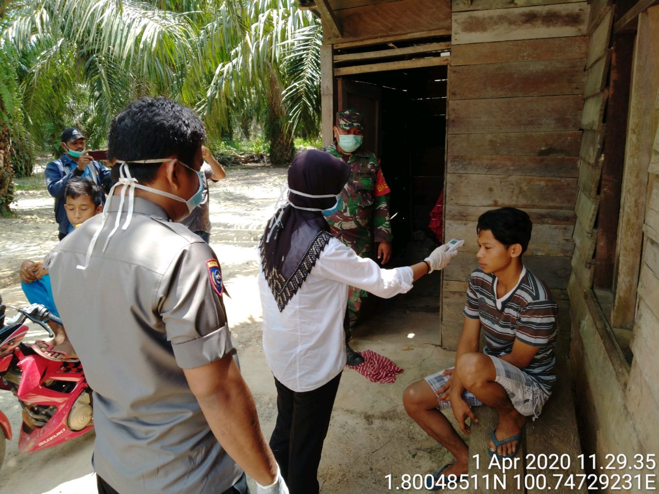 Babinsa Bersama Bhabinkamtibmas Cek Kondisi Warga Yang Baru Pulang