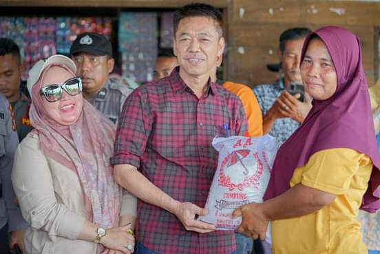 Banjir, Bupati Rohil Afrizal Sintong Serahkan Bantuan di Sei Bakau