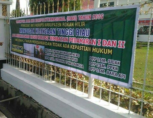 Spanduk Penggiat Anti Korupsi Rohil Terpajang Dikantor Kejati Riau, Desak Tuntaskan Kasus Pedamaran