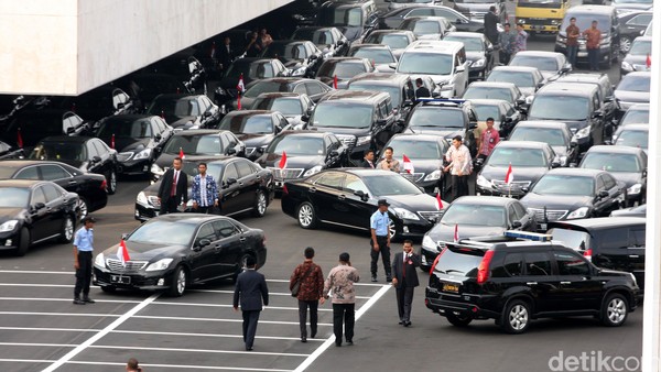 Kenapa Menteri-menteri Jokowi Tidak Pakai Mobil Listrik Saja?