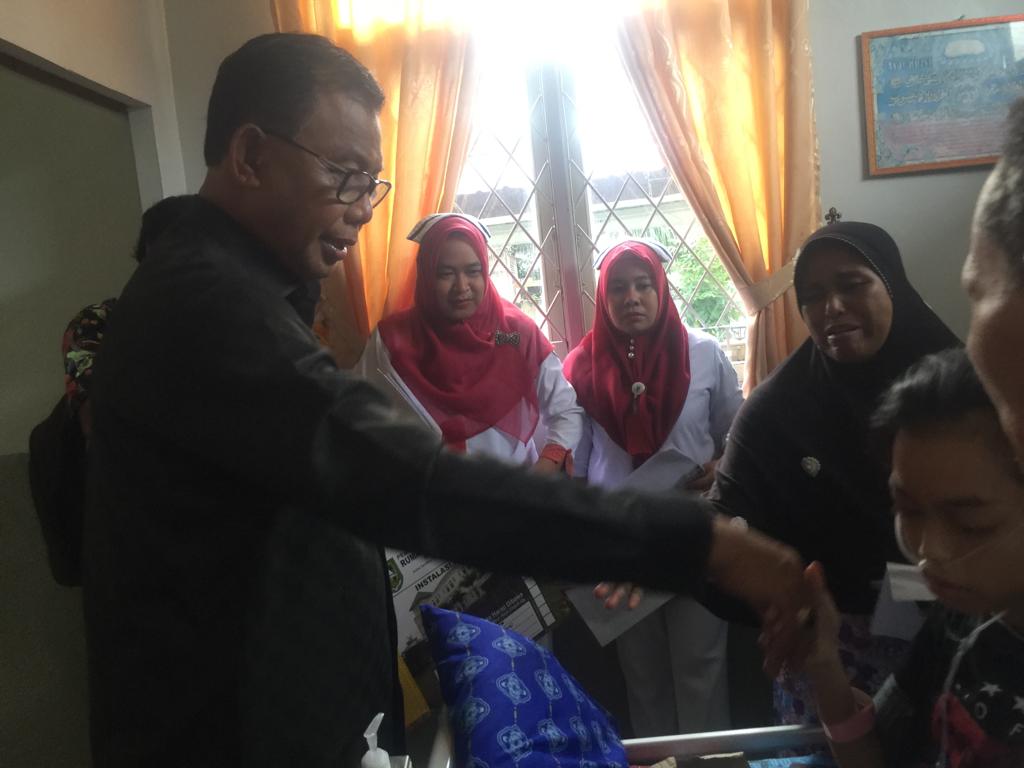 Bupati Rohil Gratiskan Biaya Pengobatan Jumita Penderita Kanker di RSUD RM Pratomo