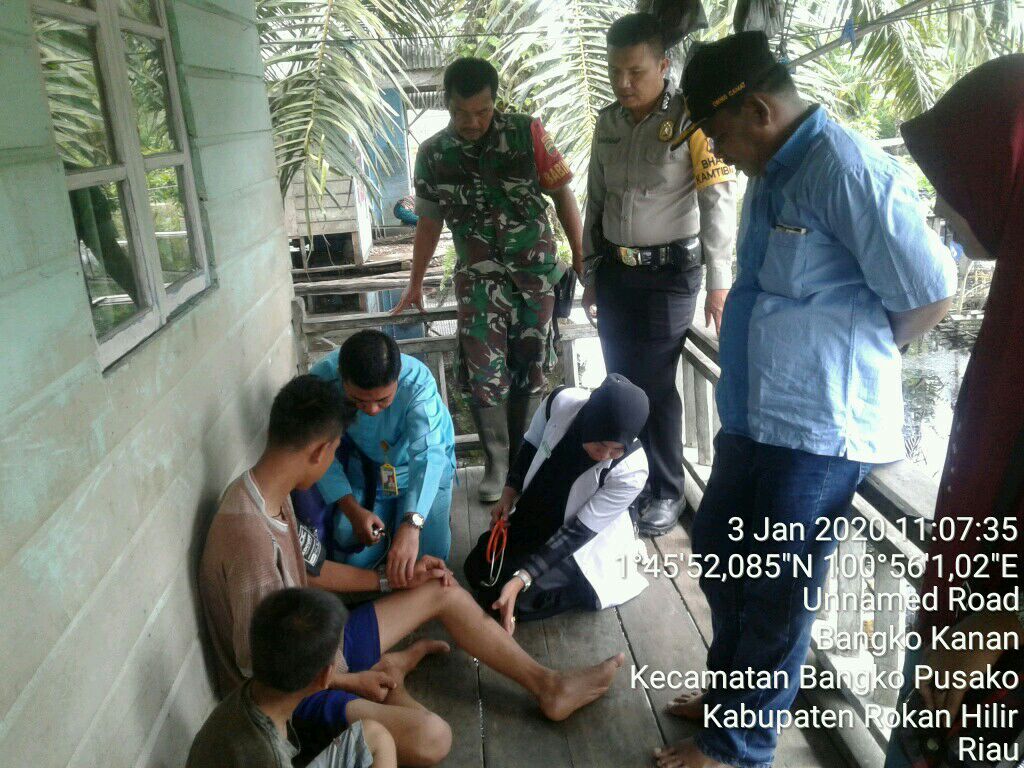 Babinsa Ajak Tim Medis Puskesmas Periksa Kesehatan Warga Korban Banjir