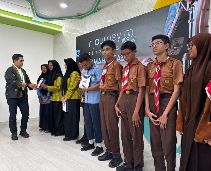 Bandara Internasional SSK II Salurkan Bantuan Kacamata Baca untuk Siswa