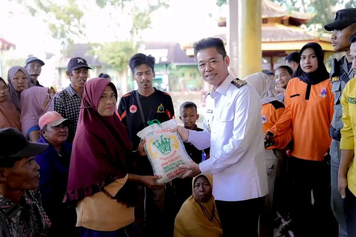 Bupati Rohil Afrizal Sintong Bagikan Sembako Warga Terdampak Banjir