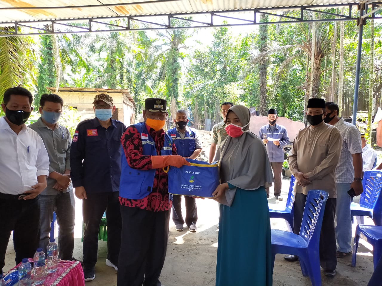 Wabup Rohil Jamiludin Serahkan Bantuan Untuk Korban Kebakaran
