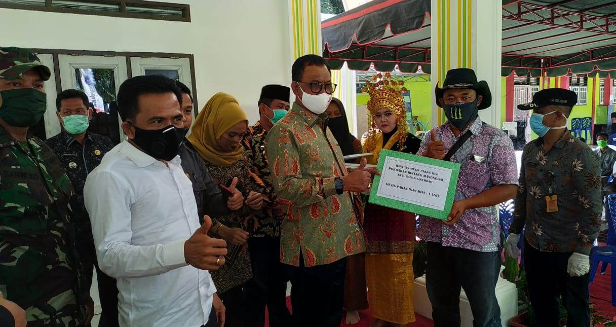 Bupati Rohil H.Suyatno Serahkan Bantuan Sektor Perikanan