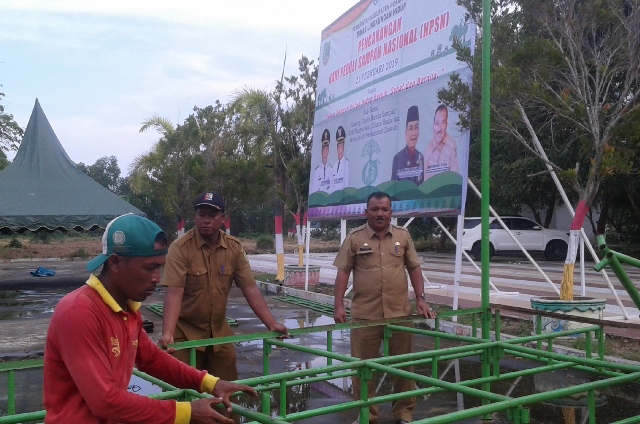 Bupati Rohil Canangkan HPSN Dengan Berbagi Tong Sampah Dan Bibit Pohon