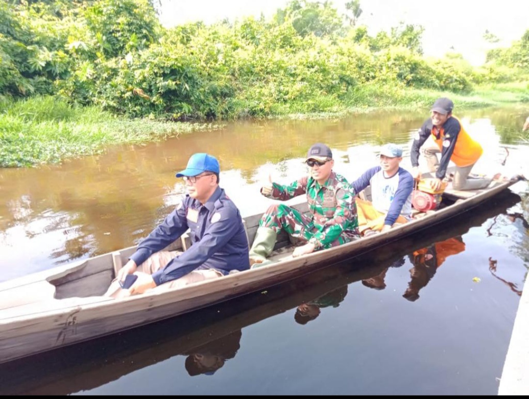 Bupati Rohil Suyatno Naik Sampan Lopap Berjibaku Padamkan Karhutla