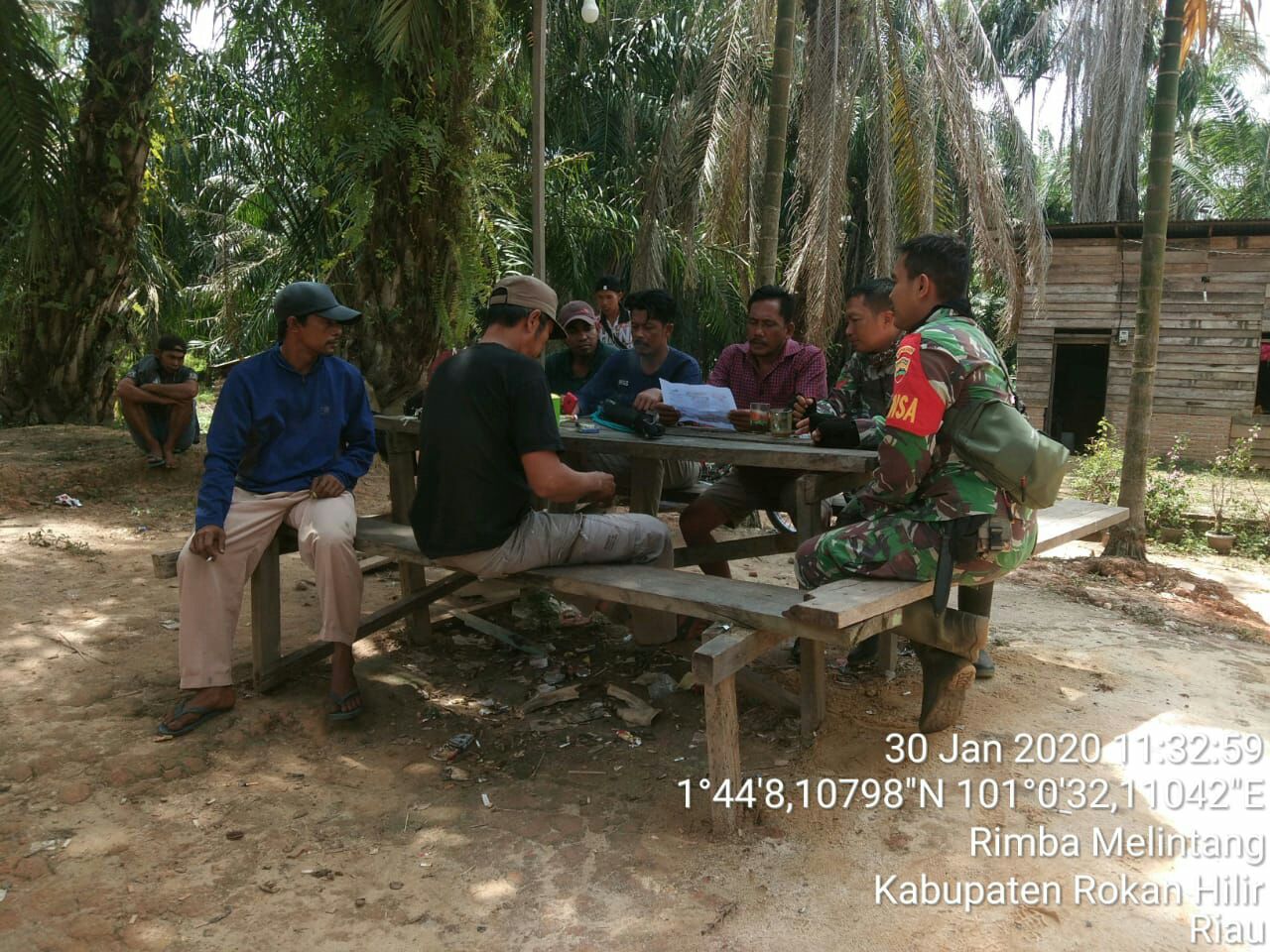 Antisipasi bahaya karhutla, Babinsa laksanakan sosialisasi