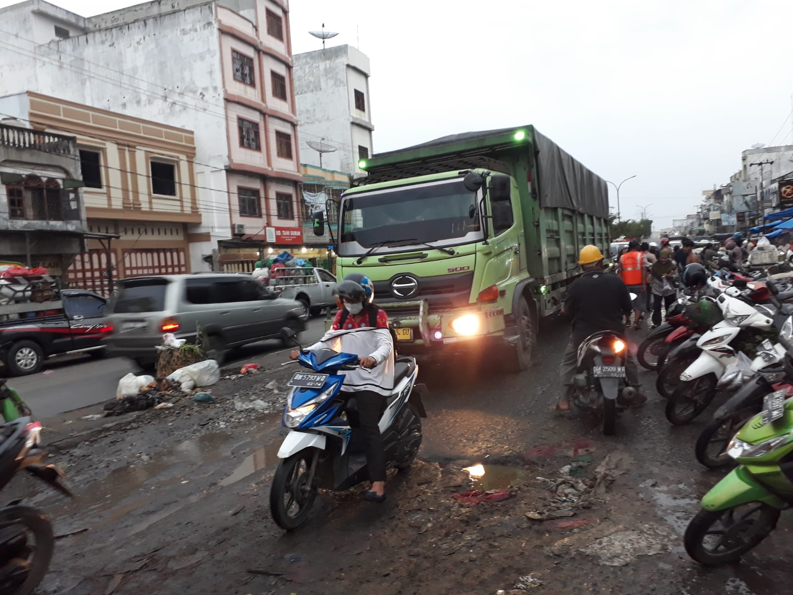 Parah..! Baru Saja Ditambal, Jalan Depan Pajak Lama Baganbatu Sudah Rusak Lagi