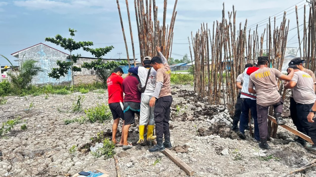 Sinergi Polri dan Masyarakat Diperbaiki jalan,Pondasi Musholla Terpasang