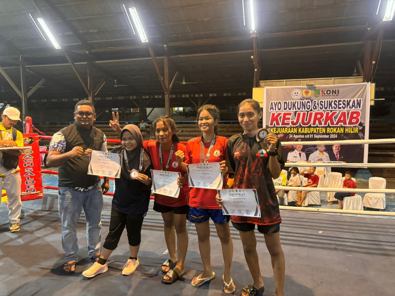 Kejurkab 2024, Ketua KONI Rohil Berikan Uang Pembinaan Kepada Atlit Cabor Muaythai