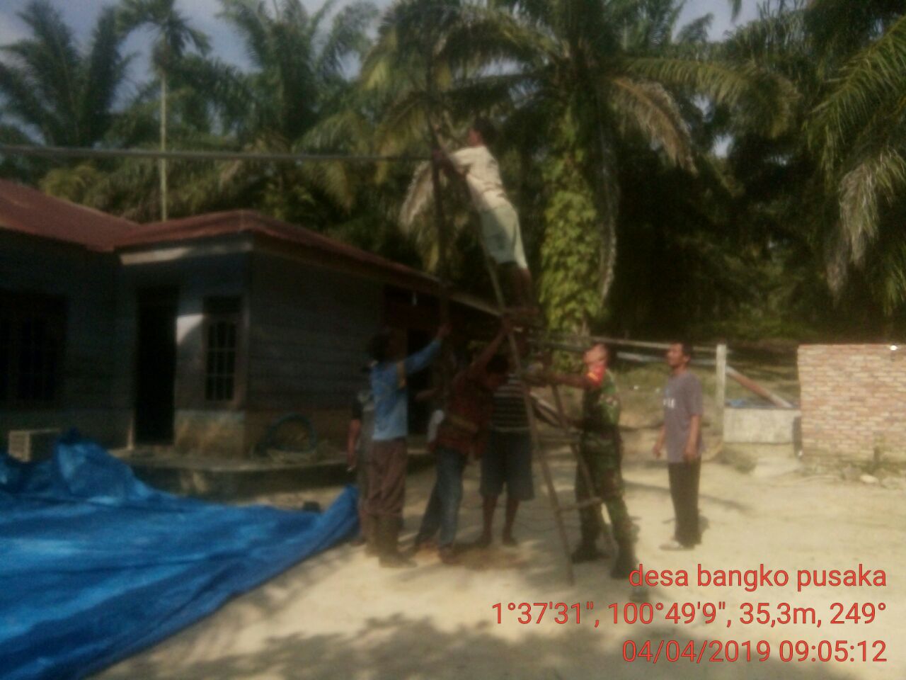 Turut Belasungkawa, Babinsa Koramil 05 /RM Melayat Kerumah Duka Warga Binaannya