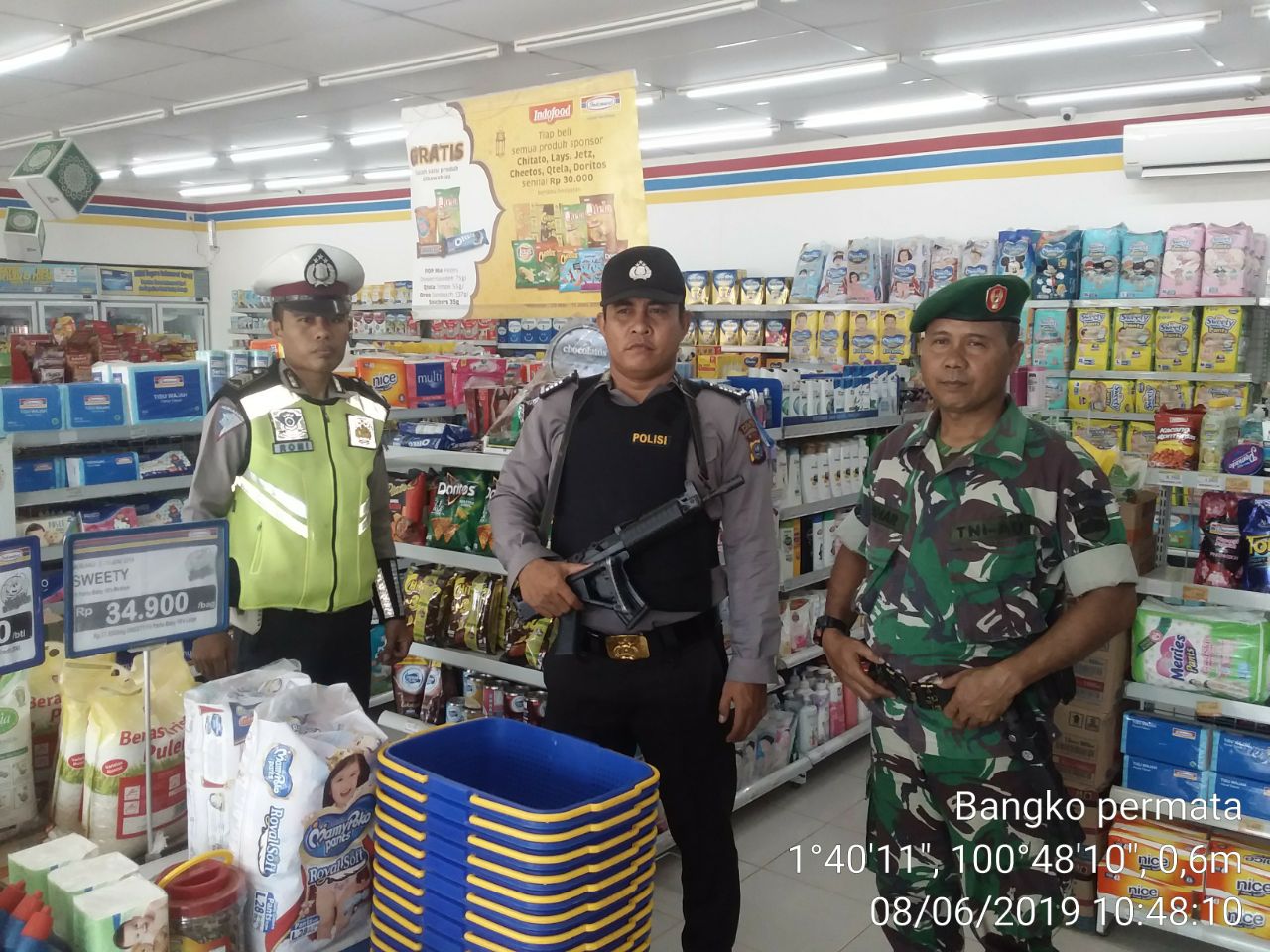 Antisipasi Kejahatan, Babinsa Koramil 05/RM Bersama Bhabinnkamtibmas Patroli ke Pusat Perbelanjaan