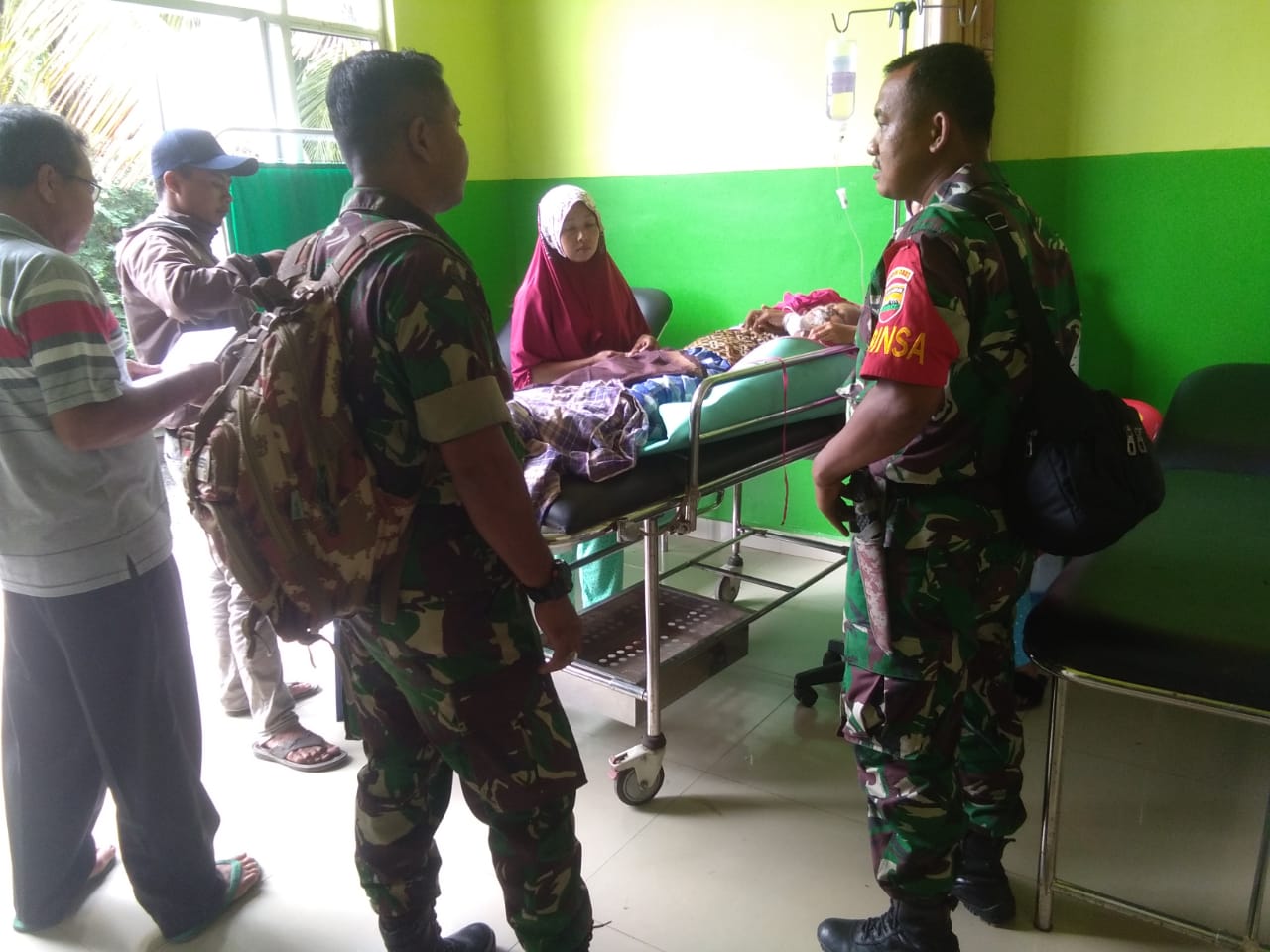 Tunjukkan Kepedulian, Babinsa Koramil 05/RM Jenguk Warga Sakit di Puskesmas