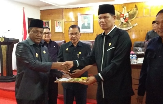 Wabup Rohil Serahkan Nota Keuangan RAPBD-P 2016 Melalui Sidang Paripurna