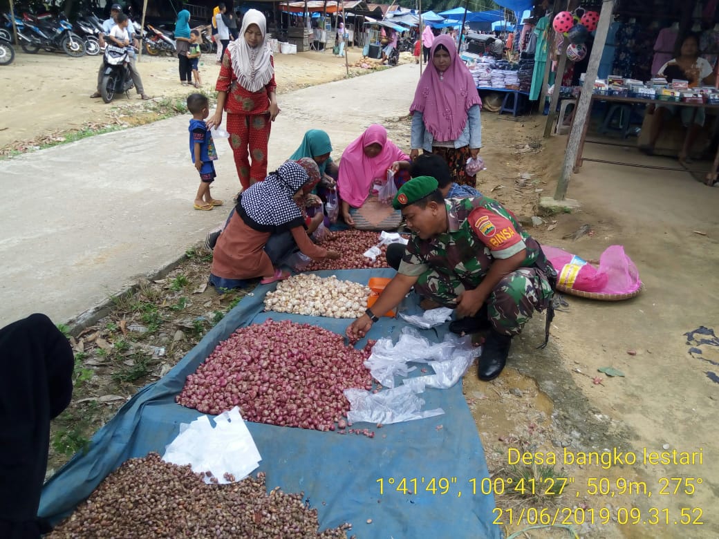 Babinsa Koramil 05/RM Lakukan Pemantauan Harga Sembako di Pasar Tradisional Babinsa Koramil 05/RM Lakukan Pemantauan Harga Sembako di Pasar Tradisional
