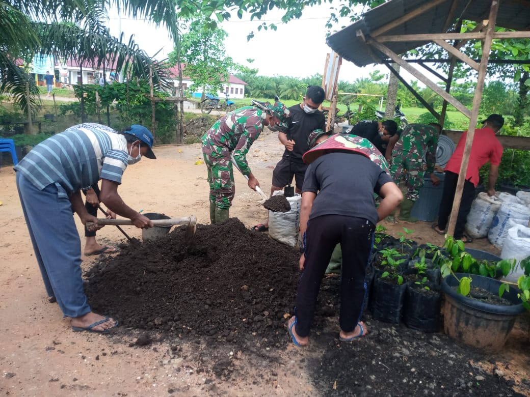 Warga semakin antusias belajar buat pupuk kompos