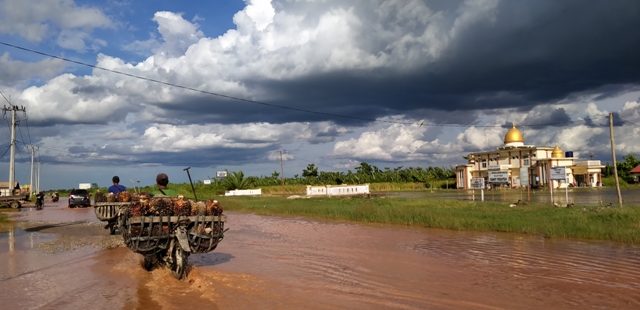 Banjir Landa Kecamatan Pekaitan, Masyarakat Kesulitan Keluarkan Hasil Produksi