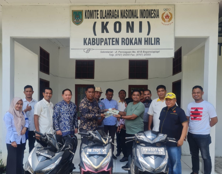 Pengurus KONI Rohil yang Lama Serahkan Asset 3 Unit Sepeda Motor ke Pengurus Baru