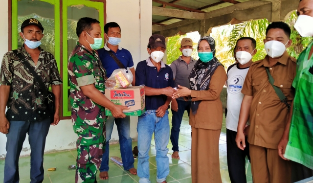 Penghulu Pedamaran Kecamatan Pekaitan Serahkan Bantuan Kepada Korban Kebakaran