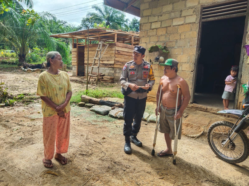 Sambangi Warga Difabel, Bhabinkamtibmas Polsek Pujud Sosialisasi Siap Bantu Pemilu