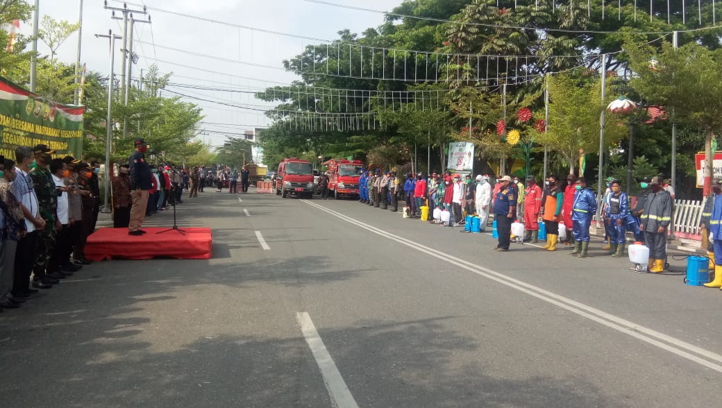 Bupati Rohil Suyatno Lepas Armada Penyemprotan Cairan Disinfektan