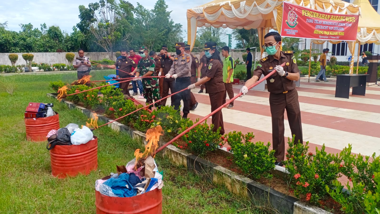 Kejari Rohil Musnahkan Barang Bukti Dari 122 Perkara