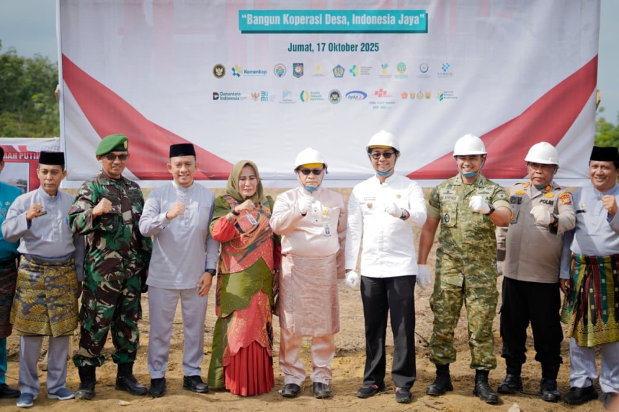 Wabup Rohil dan Dandim 0321 Rohil Letak Batu Pertama Pembangunan Fisik Koperasi Merah Putih Wabup Rohil dan Dandim 0321 Rohil Letak Batu Pertama Pembangunan Fisik Koperasi Merah Putih